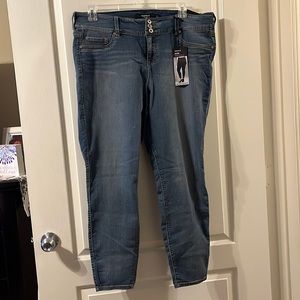 NWT!! Torrid size 20R Jegging Skinny Super Soft High-Rise Jean